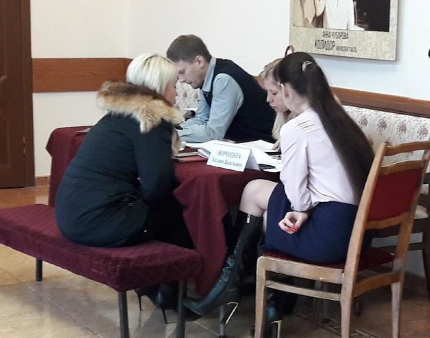 Новороссийцы пришли рассказать о личных проблемах в Гортеатр  