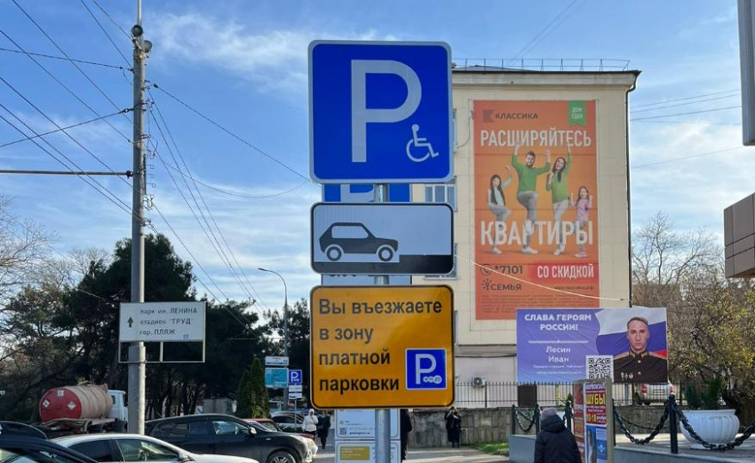 Не место рекламе: в Новороссийске снесли 228 незаконных рекламных конструкций