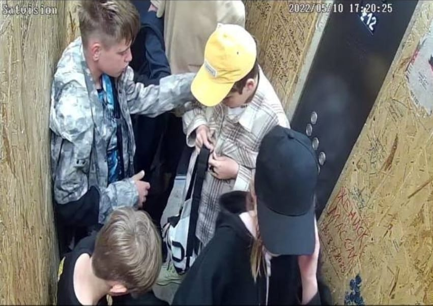 Мама с младенцем в Новороссийске чуть не стала жертвой местных подростков