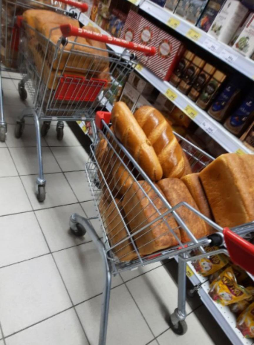«Хлеб возят в грязных тележках»: жительница Абрау-Дюрсо об увиденном в магазине