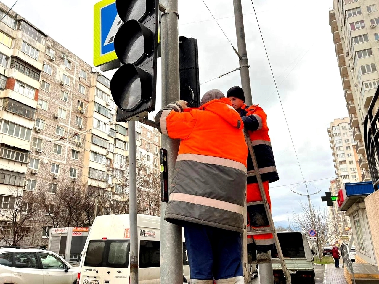 Ставят светофоры, сдвинулся ремонт: о дорогах в Новороссийске