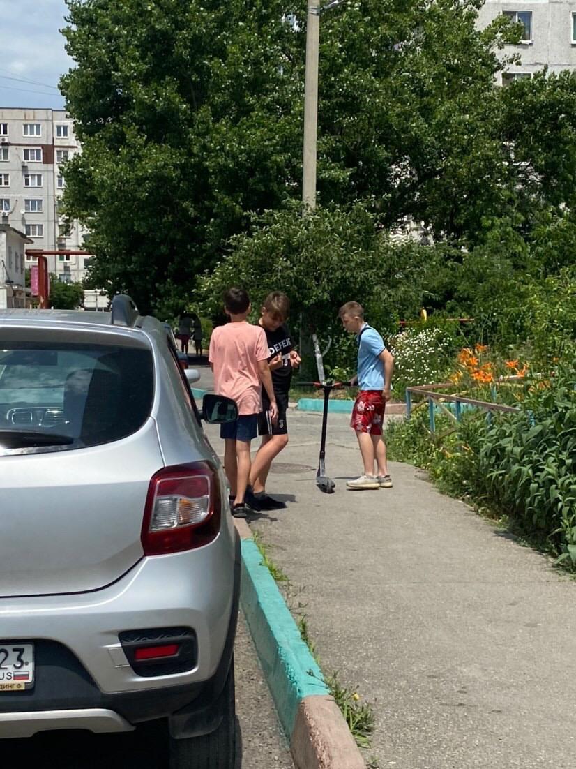 Кто скручивает колпачки с машин в Новороссийске