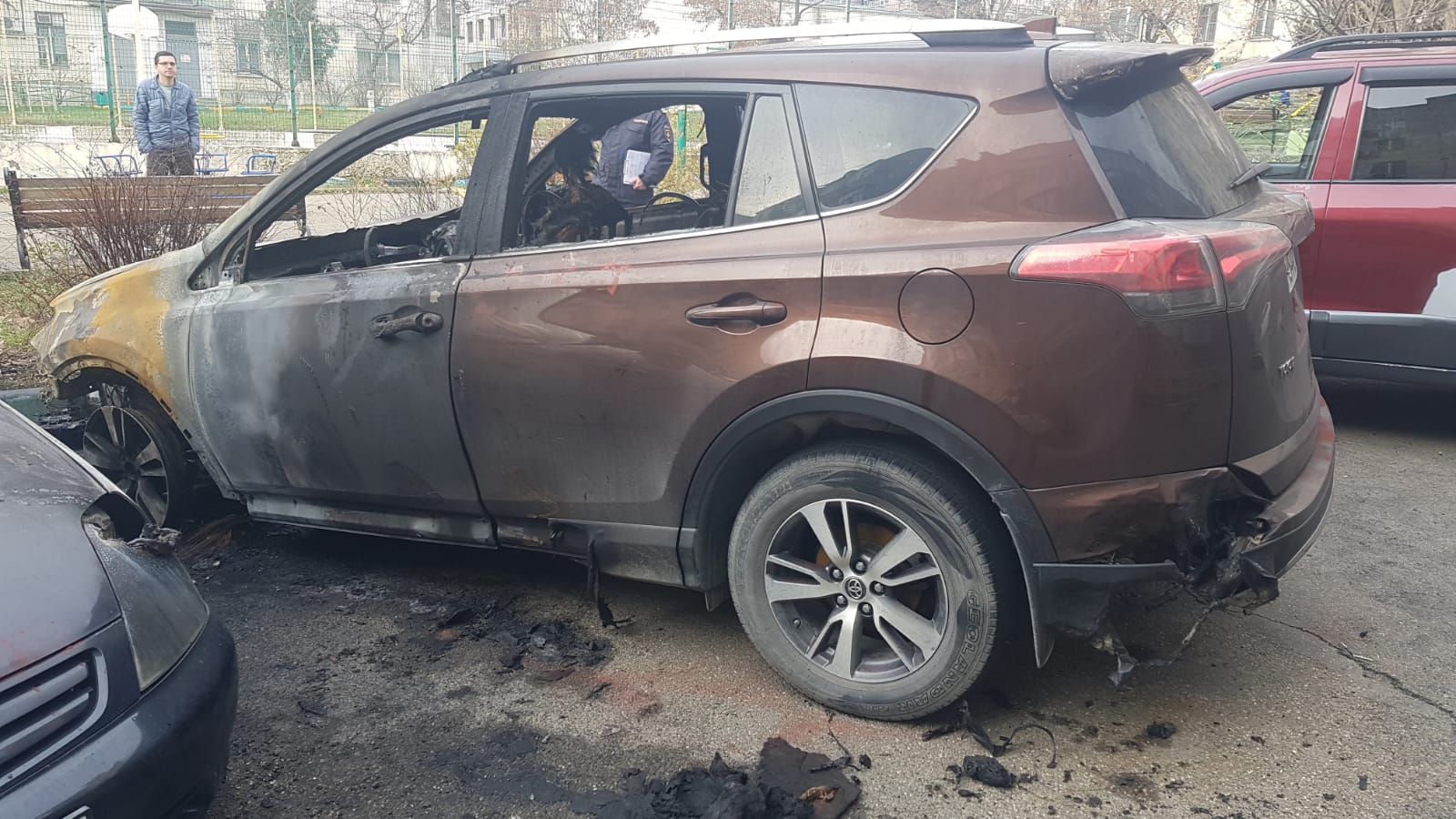 В один момент супруги лишились кроссовера Toyota RAV4: подробности  субботнего пожара в Новороссийске