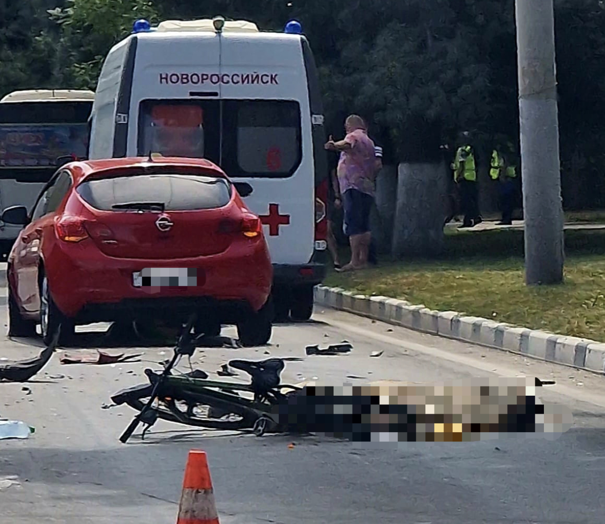 Рядом с велосипедом накрытое тело: подробности смертельной аварии в  Новороссийске