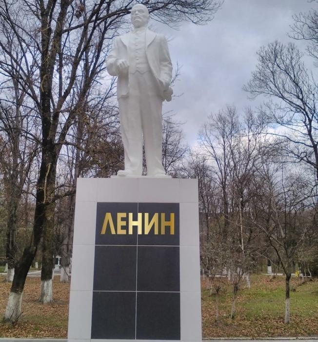 памятник Ленин.jpg