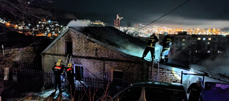 Новороссийск 2024 год февраль. Дом ночью. Частный дом после пожара. Новороссийск, горят частные дома.