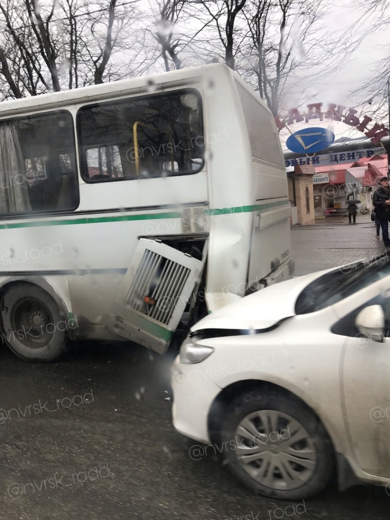 В предпраздничный день Новороссийск закупорили пробкой два ДТП