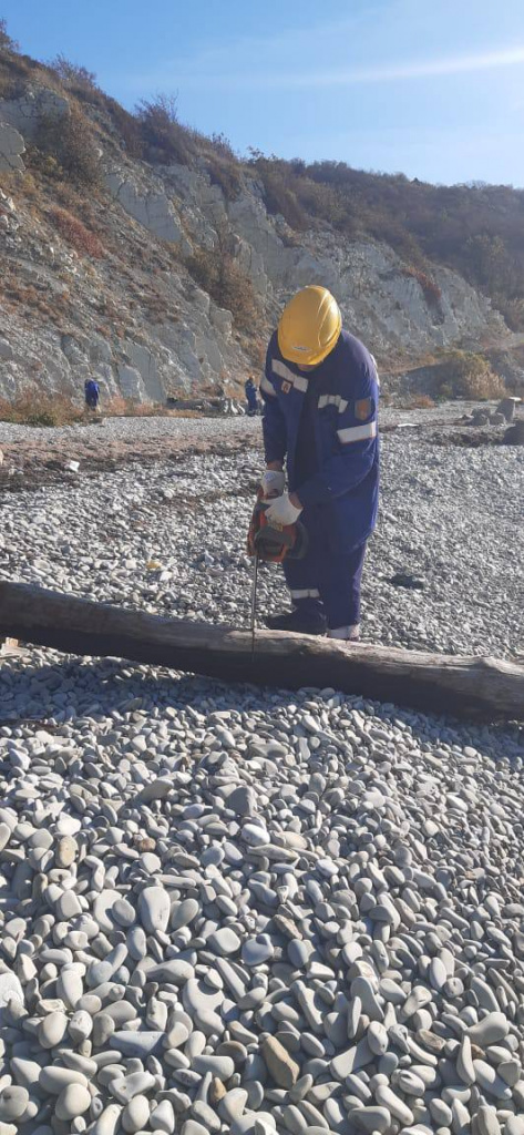 Волонтеры АО «Черномортранснефть» провели уборку берега