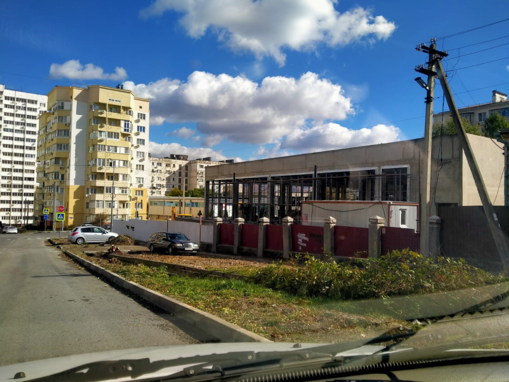 В Новороссийске вырубили деревья из-за новенького бизнес-центра